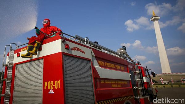 Sterilisasi Monas Jelang Dibuka Kembali di Masa PSBB Transisi