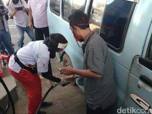 Terdampak Pandemi, 900 Sopir Angkot Cirebon Diguyur BBM Gratis