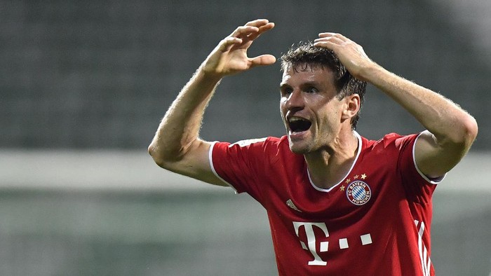 Bayerns Thomas Mueller reacts after a missed scoring opportunity during the German Bundesliga soccer match between Werder Bremen and Bayern Munich in Bremen, Germany, Tuesday, June 16, 2020. Because of the coronavirus outbreak all soccer matches of the German Bundesliga take place without spectators. (AP Photo/Martin Meissner, Pool)