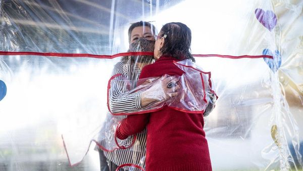 Panti Jompo di Brasil Bikin Tirai Plastik Untuk Pelukan