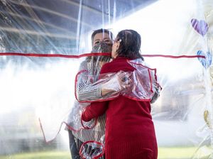 Panti Jompo di Brasil Bikin Tirai Plastik Untuk Pelukan