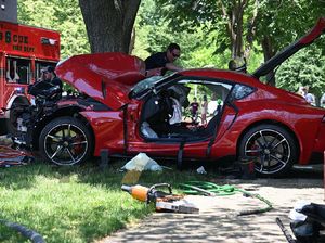 Baru 2 Km Keluar Dealer untuk Test Drive, Toyota Supra Ringsek Nabrak Pohon