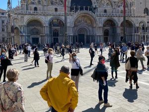 Venesia Bergembira Menyambut Kedatangan Wisatawan Mancanegara