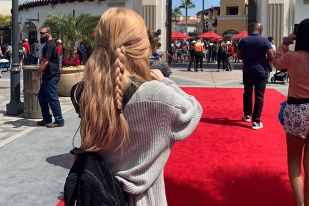 Rosé BLACKPINK cantik dengan rambut panjang dikepang sebagian