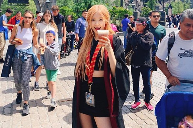 (tampak depan) Rosé BLACKPINK cantik dengan rambut panjang diikat/dikepang sebagian