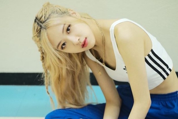 Rosé BLACKPINK cantik dengan rambut panjang dikepang sebagian