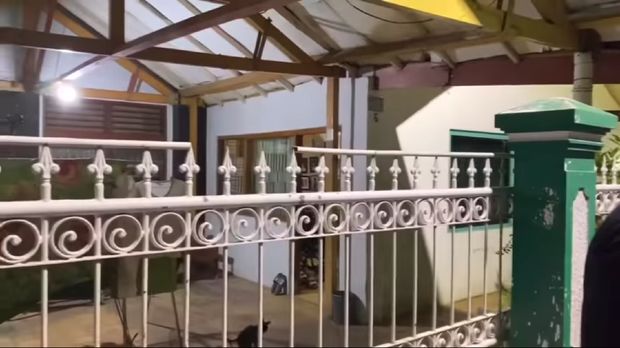 Viral makam di dalam gang yang persis berada di depan rumah artis Abdel Achrian.