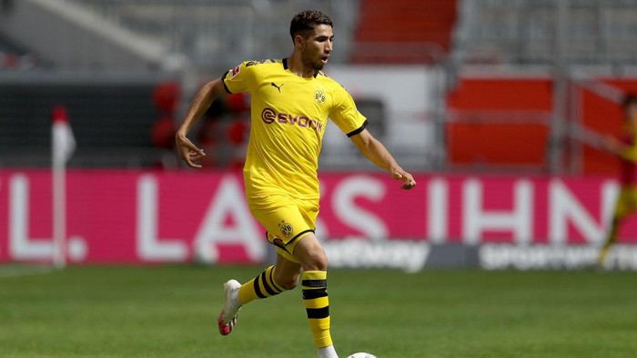 DUESSELDORF, GERMANY - JUNE 13: Achraf Hakimi of Dortmund runs with the ball during the Bundesliga match between Fortuna Duesseldorf and Borussia Dortmund at Merkur Spiel-Arena on June 13, 2020 in Duesseldorf, Germany. (Photo by Lars Baron/Getty Images)