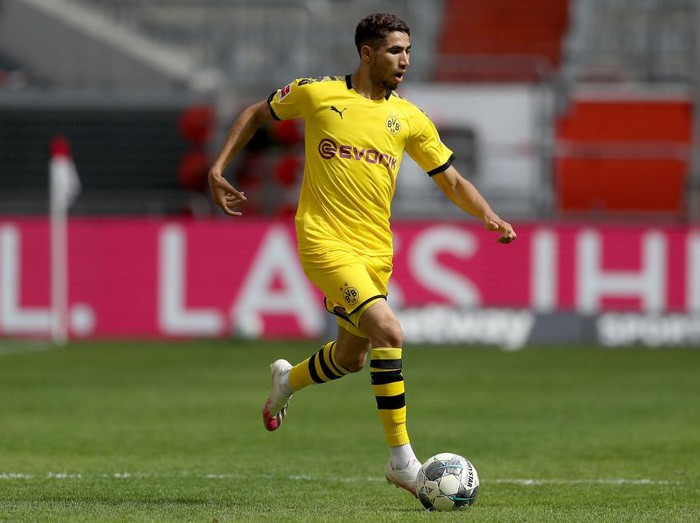 DUESSELDORF, GERMANY - JUNE 13: Achraf Hakimi of Dortmund runs with the ball during the Bundesliga match between Fortuna Duesseldorf and Borussia Dortmund at Merkur Spiel-Arena on June 13, 2020 in Duesseldorf, Germany. (Photo by Lars Baron/Getty Images)