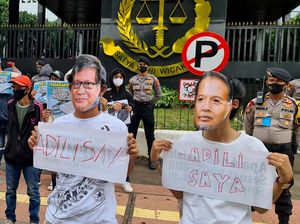 Aksi Kamisan Berpayung Hitam di Depan KPK-Kejagung