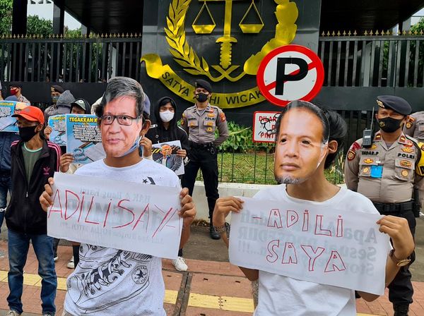 Aksi Kamisan Berpayung Hitam di Depan KPK-Kejagung