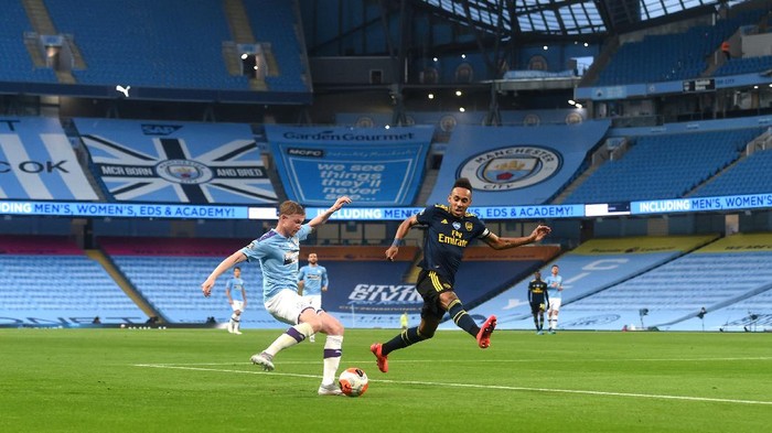 MANCHESTER, ENGLAND - JUNE 17: Kevin De Bruyne of Manchester City is challenged by Pierre-Emerick Aubameyang of Arsenal during the Premier League match between Manchester City and Arsenal FC at Etihad Stadium on June 17, 2020 in Manchester, United Kingdom. (Photo by Peter Powell/Pool via Getty Images)