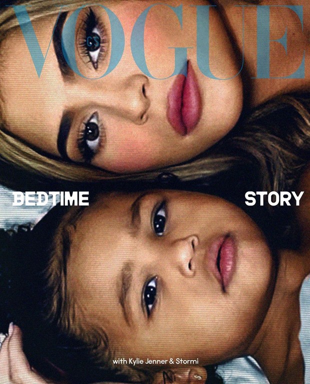 Dalam pemotretan virtual untuk sampul majalah Vogue Cekoslowakia, Kylie Jenner juga tampil bersama sang putri, Stormi Webster.