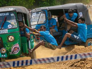Seru Juga Nih, Balapan Bajaj di Medan Off-Road