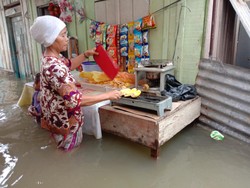 Diguyur Hujan Sejak Semalam, Puluhan Rumah Warga di Medan Terendam Banjir