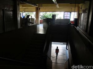 Basmi Virus Corona, Pasar Kebayoran Lama Disemprot Disinfektan Basmi Virus Corona, Pasar Kebayoran Lama Disemprot Disinfektan