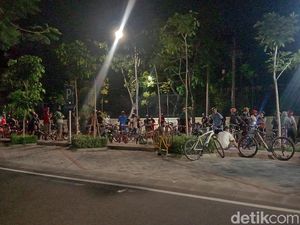 Ratusan Pesepeda Malam di Surabaya Abaikan Physical Distancing