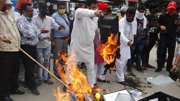 India Bakar dan Boikot Produk China Imbas Pertikaian Militer
