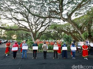 Serahkan Bansos Pelaku Seni-Wisata, Bupati Anas Optimis Sambut New Normal Serahkan Bansos Pelaku Seni-Wisata, Bupati Anas Optimis Sambut New Normal