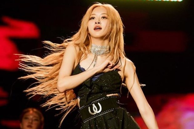 Rosé BLACKPINK cantik dengan rambut panjang yang berayun ke kanan-kiri saat menari di atas panggung