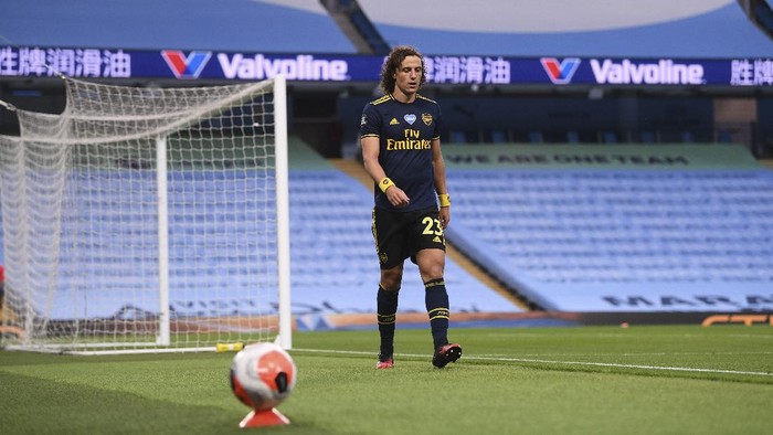 Arsenals David Luiz leaves the field after getting a red card during the English Premier League soccer match between Manchester City and Arsenal at the Etihad Stadium in Manchester, England, Wednesday, June 17, 2020. The English Premier League resumes Wednesday after its three-month suspension because of the coronavirus outbreak. (Laurence Griffiths/Pool via AP)