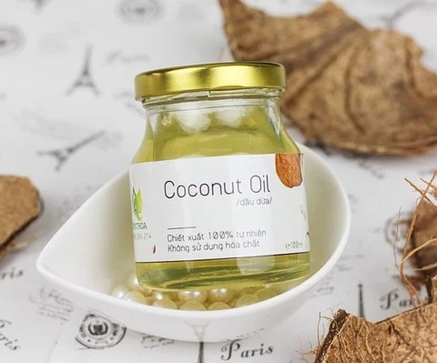 VCO bersifat antibakteri, tak hanya berfungsi sebagai pelembap tapi juga ampuh menghapus makeup di wajah.