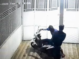Terekam CCTV, Dua Pencuri di Jambi Gasak Motor Milik Notaris