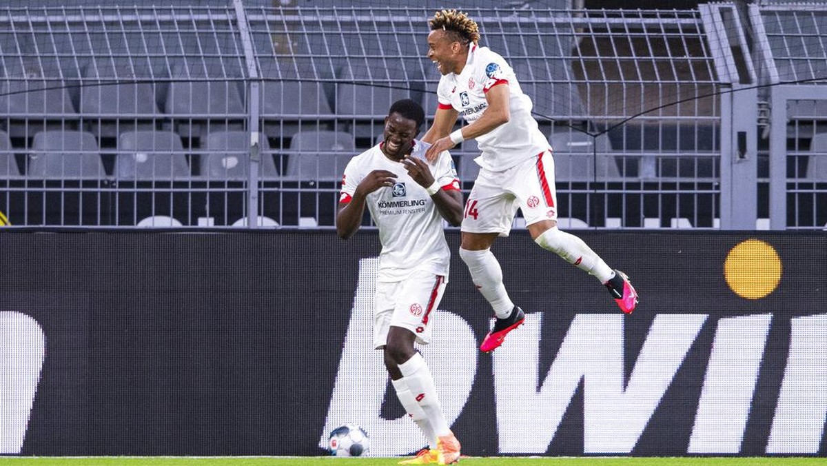 Pemain Mainz merayakan gol kedua ke gawang Dortmund. (Foto: AP/Guido Kirchner)