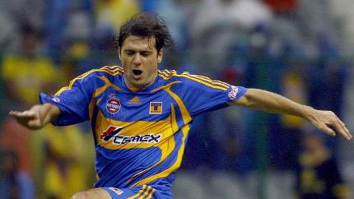 Tigres player Guillermo Marino (L) vies for the ball with Americas Oscar Rojas (R) during their Mexican League opening tournament match in Mexico City, 16 September 2007. AFP PHOTO/Alfredo ESTRELLA (Photo by ALFREDO ESTRELLA / AFP)