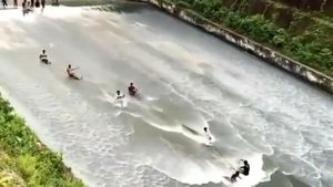 Hadeuh... Bendungan Jadi Seluncuran