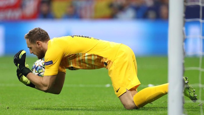 MADRID, SPAIN - SEPTEMBER 18: Jan Oblak of Atletico Madrid makes a save during the UEFA Champions League group D match between Atletico Madrid and Juventus at Wanda Metropolitano on September 18, 2019 in Madrid, Spain. (Photo by Angel Martinez/Getty Images)