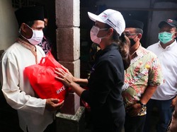 Kemensos Salurkan 2 Ribu Paket Sembako ke Pedagang hingga Ojek