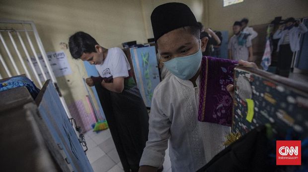 Aktivitas santri di Pondok Pesantren An Nuqthah, Kota Tangerang, Banten, Kamis, 18 Juni 2020. Pondok pesantren An Nuqthah kembali melaksanakan aktivitas setelah libur panjang akibat COVID-19 dengan menerapkan protokol kesehatan dan pengecekan kesehatan bagi santri yang baru tiba. CNN Indonesia/Bisma Septalisma