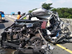 Mobil Seruduk Truk Tronton di Tol Pemalang, 2 Penumpang Tewas