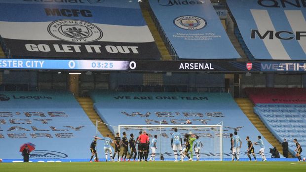MANCHESTER, ENGLAND - JUNE 17: Kevin De Bruyne of Manchester City takes a free-kick during the Premier League match between Manchester City and Arsenal FC at Etihad Stadium on June 17, 2020 in Manchester, United Kingdom. (Photo by Peter Powell/Pool via Getty Images)