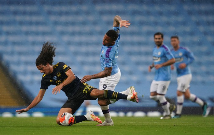 MANCHESTER, ENGLAND - JUNE 17: Matteo Guendouzi of Arsenal is challenged by Gabriel Jesus of Manchester City during the Premier League match between Manchester City and Arsenal FC at Etihad Stadium on June 17, 2020 in Manchester, United Kingdom. (Photo by Dave Thompson/ Pool via Getty Images)