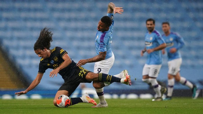 MANCHESTER, ENGLAND - JUNE 17: Matteo Guendouzi of Arsenal is challenged by Gabriel Jesus of Manchester City during the Premier League match between Manchester City and Arsenal FC at Etihad Stadium on June 17, 2020 in Manchester, United Kingdom. (Photo by Dave Thompson/ Pool via Getty Images)