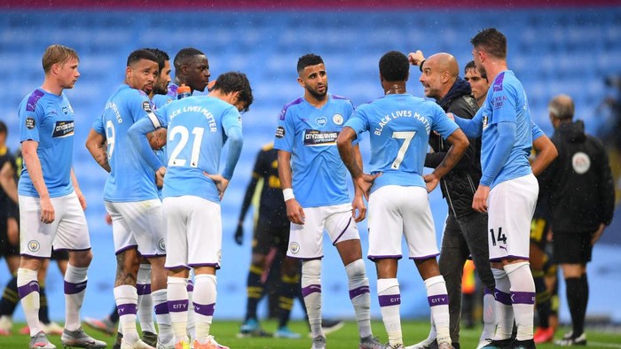 MANCHESTER, ENGLAND - JUNE 17: Pep Guardiola, Manager of Manchester City gives his team instructions in the water break during the Premier League match between Manchester City and Arsenal FC at Etihad Stadium on June 17, 2020 in Manchester, United Kingdom. (Photo by Laurence Griffiths/Getty Images)