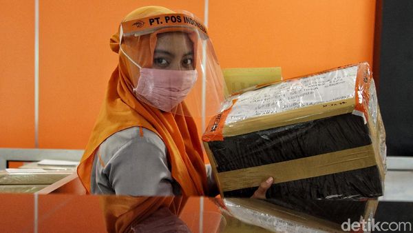 Melihat Sibuknya Aktivitas di Kantor Pos Saat New Normal