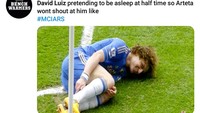 David Luiz digambarkan akan pura-pura cedera untuk menghindari kemarahan manajer Arsenal, Mikel Arteta. (Foto: Twitter)