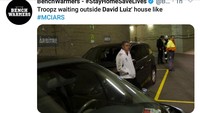 Mereka yang kesal melihat David Luiz bisa saja seperti di atas, menunggu di depan rumahnya untuk meminta pertanggung jawaban. (Foto: Twitter)
