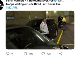 Mereka yang kesal melihat David Luiz bisa saja seperti di atas, menunggu di depan rumahnya untuk meminta pertanggung jawaban. (Foto: Twitter)