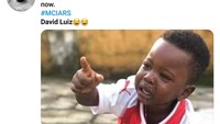 Fans Arsenal digambarkan kecewa betul pada David Luiz. Setelah tiga bulan, pada Gooners malah disuguhi penampilan horornya. Arsenal pun kalah 0-3 dari Manchester City. (Foto: Twitter)