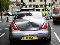 Ditabrak dari Belakang, Mobil Mewah PM Inggris Penyok!