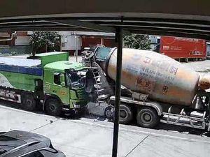 Agar Tak Ditabrak dari Belakang Saat Berhenti di Lampu Merah