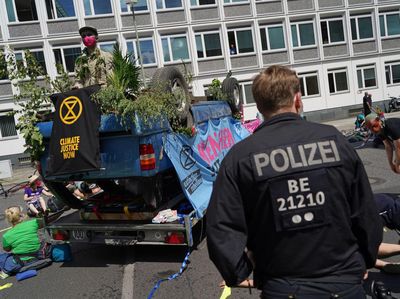 Mobil Ini Jadi Korban Aksi Demo Perubahan Iklim di Berlin