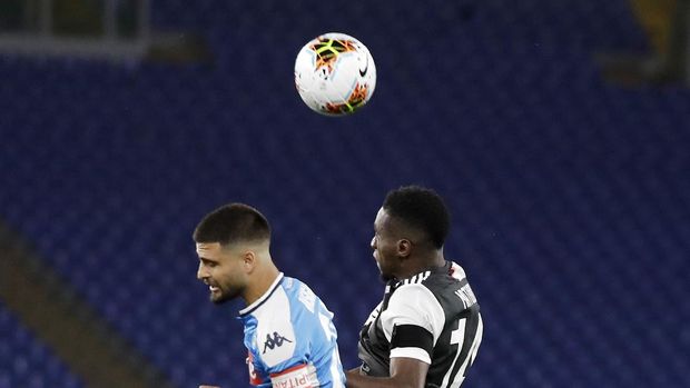 Juventus' Blaise Matuidi, right, jumps for the ball with Napoli's Lorenzo Insigne during the Italian Cup soccer final match between Napoli and Juventus, at Rome's Olympic Stadium, Wednesday, June 17, 2020. (AP Photo/Andrew Medichini)