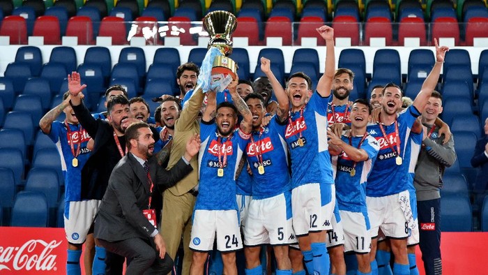 ROME, ITALY - JUNE 17:  SSC Napolis players celebrating the winning of the Coppa Italia before the Coppa Italia Final match between Juventus and SSC Napoli at Olimpico Stadium on June 17, 2020 in Rome, Italy.  (Photo by Marco Rosi/Getty Images)
