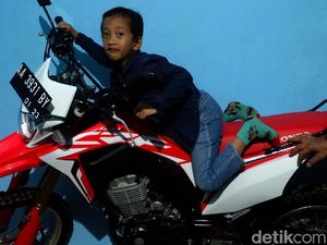 Kisah Bocah Gimbal Dieng Dicukur dengan Syarat Dibelikan Motor Trail Kisah Bocah Gimbal Dieng Dicukur dengan Syarat Dibelikan Motor Trail