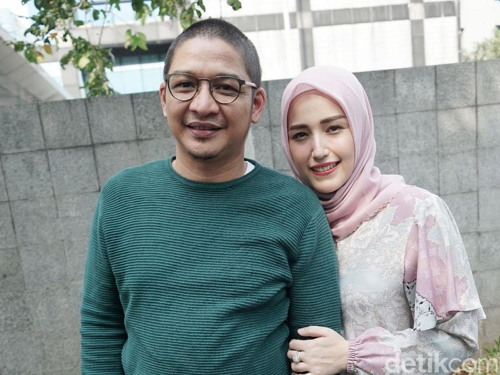 Muncul Kabar Dirinya Meninggal, Istri Pasha Ungu Pastikan Hoax! Muncul Kabar Dirinya Meninggal, Istri Pasha Ungu Pastikan Hoax!